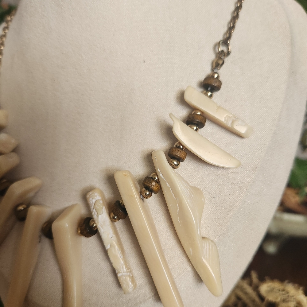 Elegant Cream Necklace with Gold Accents Shell Bone - Picture 4 of 7